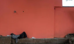 Un sans-abri dort dans une rue désertée de Nairobi, le 5 mai 2020