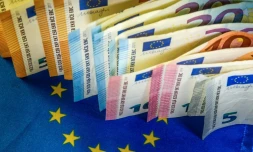 Des euros sur un drapeau de l'Union européenne, à Lille, le 22 mars 2019