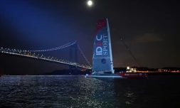 Francis Joyon à bord de son multicoques Idec Sport à l'arrivée de la course "The Bridge", sous le pont de Verrazano, le 4 juillet 2017, à New-York 