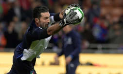 Le gardien de l'Italie Gianluigi Buffon à l'échauffement avant le match face à la Suéde en barrage retour de qualif pour le Mondial-2018 à San Siro, le 13 novembre 2018 