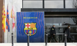 Des policiers de la police criminelle catalane quittent les bureaux du club du Barcelone FC le 1er mars 2021 Ă Barcelone en Espagne.
