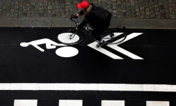 Sans casque sur une piste cyclable à Paris en avril 