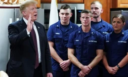 Donald Trump rend visite à des gardes côtiers américains à Riviera Beach, en Floride, le 22 novembre 2018