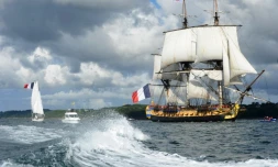 L'Hermione, réplique du trois-mâts de La Fayette, le 13 juillet dans le port de Brest