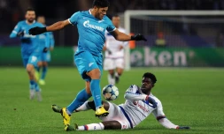 Le défenseur de Lyon Samuel Umtiti à la lutte avec l'attaquant du Zenit, le 20 octobre 2015 à Saint-Pétersbourg