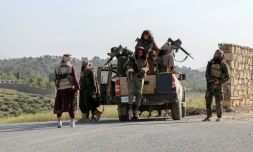 Des membres des forces de sécurité talibanes patrouillent dans la province de Khost , près de la frontière entre l'Afghanistan et le Pakistan, après des affrontements qui ont coûté la vie à 58 soldats pakistanais, selon Kaboul, le 12 octobre 2025