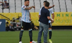 Un employé de l'Agence sanitaire (Anvisa) discute avec des joueurs argentins tout juste après l'interruption du match contre le Brésil à Sao Paulo, le 5 septembre 2021