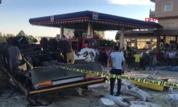 Capture d'une vidéo de l'AFP montrant les dégâts causés par un accident de la route à Derik, dans le sud-est de la Turquie, le 20 août 2022 