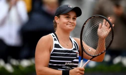 L'Australienne Ashleigh Barty applaudit les supporters après sa victoire face à l'Américaine Amanda Anisimova en demi-finales de Roland-Garros, le 7 juin 2019