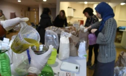 Vente de produits bio par l'association VRAC à Vaulx-en-Velin, près de Lyon, en France, le 14 décembre 2016