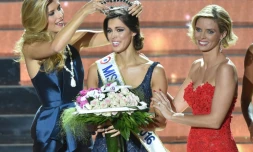 Miss Nord Pas de Calais Iris Mittenaere couronnée Miss France 2016 par Miss France 2015 Camille Cerf, le 19 décembre 2015 à Lille