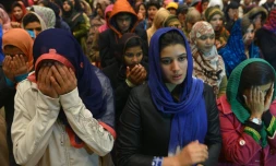 Des Pakistanaises prient, le 21 janvier 2015 à Islamabad pour les victimes de l'attaque terroriste de la veille, en ce jour de deuil national