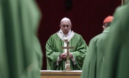 Le pape François assiste à une cérémonie religieuse au Vatican, le 24 février 2019