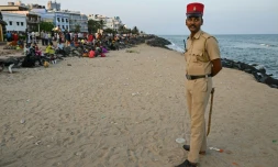 Un policier indien porte un képi le long d'un plage de Pondichéry le 17 janvier 2024