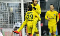 Neymar Jr, auteur d'un doublé pour Paris face à Rennes, est porté par Kylian Mbappé également buteur au Roazhon Park, le 169 décembre 2017