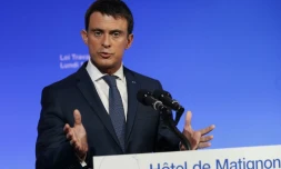 Manuel Valls s'exprime à Matignon après avoir présenté la nouvelle mouture du projet de loi aux organisations syndicales le 14 mars 2016