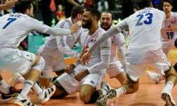 Les Bleus du volley, emmenés par Earvin Ngapeth (c), exultent après leur qualif pour les JO de Tokyo lors de la finale du TQO contre l'Allemagne, le 10 janvier 2020 à Belin  