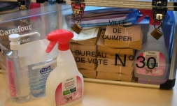 Matériel électoral et désinfectant dans un bureau de vote de Quimper, le 14 mars 2020