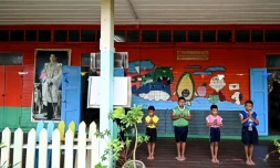 Les quatre élèves de l'école de Ban Khun Samut Chin, un village côtier situé à moins de 10 km de Bangkok, le 14 juin 2023 en Thaïlande