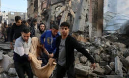 Des hommes extraient un corps des décombres de la maison de la famille al-Ghoul, le 4 janvier 2025 dans la ville de Gaza