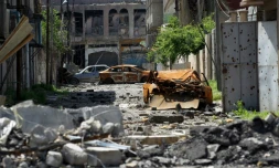 Une rue en ruines dans la vieille ville de Mossoul le 17 avril 2017