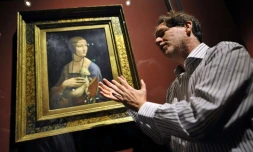 Le directeur du musée de Budapest, Laszlo Baan, devant le tableau de Léonard de Vinci "La dame à l'hermine" le 27 octobre 2009 à Budapest