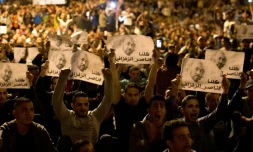 Des manifestants brandissent des portraits de Nasser Zafzafi, meneur du mouvement du "Hirak", à al-Hoceïma le 29 mai 2017.