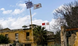 De g. à d.: les drapeaux de la GrÚce, de Chypre, de la Turquie et de la République turque autoproclamée de Chypre du Nord (RTCN) de part et d'autre de la zone tampon à Nicosie, le 7 février 2020