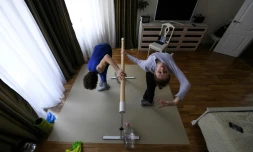 Les danseurs du BolchoĂŻ, Margarita ChraĂŻner et Igor Tsvirko, font leurs exercices dans la chambre de leur appartement, le 29 avril 2020 Ă Moscou