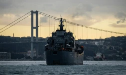 Le navire de guerre russe "Nikolaï Filchenkov" s'apprête à traverser le Bosphore, le 18 octobre 2016, à Istanbul, en Turquie