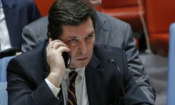 L'ambassadeur adjoint russe à l'ONU Vladimir Safronkov parle au téléphone après avoir voté contre une résolution sur la Syrie le 12 avril 2017 au siège des Nations unies à New York