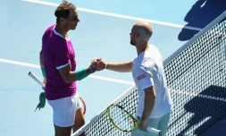 L'Espagnol Rafael Nadal (gauche) et le Français Adrian Mannarino (droite) après leur match du 4e tour de l'Open d'Australie à Melbourne le 23 janvier