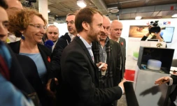Emmanuel Macron, alors ministre de l'Economie, et  Muriel Pénicaud, alors présidente de Business France, rencontrent des start-ups au CES 2016 à Las Vegas, le 7 janvier 2016