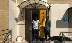 Le jeune nigérian Sodiq Olamilekan (g) et son frère Ismail à l'entrée de leur hôtel à Moscou, le 12 juillet 2018 
