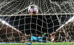Le but du défenseur monégasque Djibril Sidibé face au gardien français de Tottenham Hugo Lloris, le 22 novembre 2016 au stade Louis II