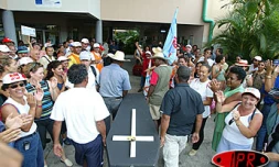 Jeudi 24 avril 2003 - Les grévistes de la chambre de commerce et d'industrie de La Réunion reçoivent le soutien des manifestants de l'Éducation nationale