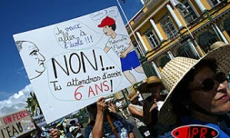 l'intersyndicale de l'Éducation nationale appele à la grève pour ce mercredi 23 avril 2003 à Saint-Denis