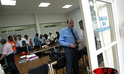 Il n'y a toujours pas de solution dans le conflit qui paralyse depuis dix jours la chambre de commerce et d'industrie de La Réunion. Une réunion de concertation entre les grévistes et la direction est prévue pour le vendredi 2 mai 2003.