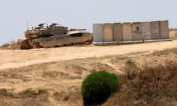 Un char de l'armée israélienne prend position dans une zone de la frontière sud d'Israël avec la bande de Gaza, le 13 juin 2024