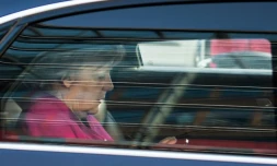 La chancelière allemande Angela Merkel quitte le siège de la CDU après un accord avec les sociaux-démocrates, le 7 février 2018 à Berlin