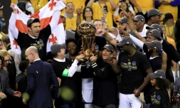 Golden State champion NBA 2017 soulève son trophée dans sa salle, le 12 juin 2017 à Oakland