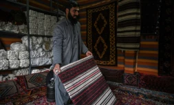 Un marchand de tapis Ă Herat, en Afghanistan, le 23 novembre 2021