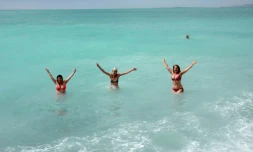 Des femmes se baignent à Nice à l'occasion de la réouverture des plages, lors du premier week-end post-confinement en France, le 16 mai 2020