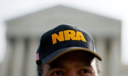 Un propriétaire d'armes américain avec une casquette du lobby des armes NRA devant la Cour suprême des Etats-Unis le 18 mars 2008 à Washington. Ce jour-là, la haute Cour examinait une loi de Washington interdisant les armes de poing. 
