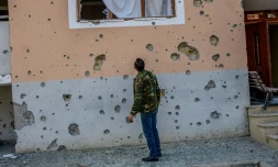 Un habitant devant sa maison endommagée par des bombardements, le 18 octobre 2020 à Terter, en Azerbaïdjan