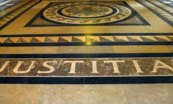 Photo prise le 10 décembre 2004 au palais de justice de Paris de l'inscription latine "Justitia" sur le dallage de la salle des Pas perdus