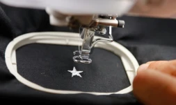 Un brodeur parisien s'applique à coudre une 2e étoile sur le maillot des Bleus, tout frais champions du monde, le 17 juillet 2018 à Paris