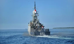 Un bùtiment de la marine indonésienne quitte la base navale de Banyuwangi pour participer aux opérations de recherche du sous-marin disparu au large de Bali, le 24 avril 2021