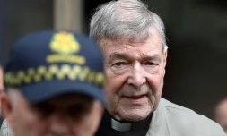 Le cardinal George Pell derrière un policier à sa sortie du tribunal de Melbourne, le 26 février 2019