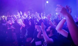 Des spectateurs assistent à un concert dans une discothèque de Minsk, le 25 janvier 2025 au Bélarus